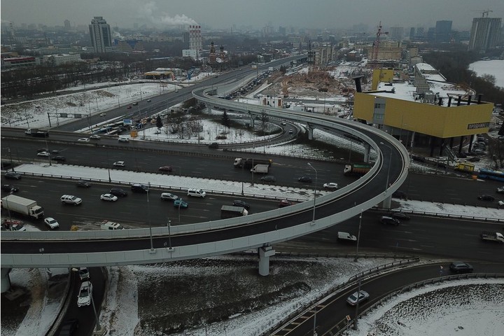 Движение по внешней стороне МКАД затруднено из-за грузовых автомобилей