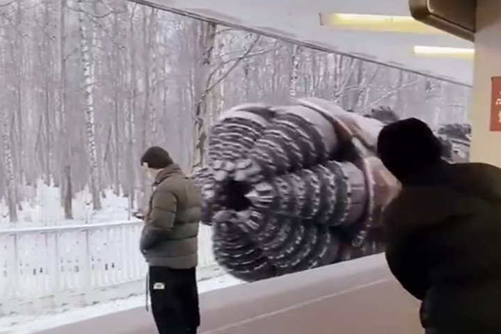 Видео прибытия «десептиконов» в столичном метро стало популярным в Сети