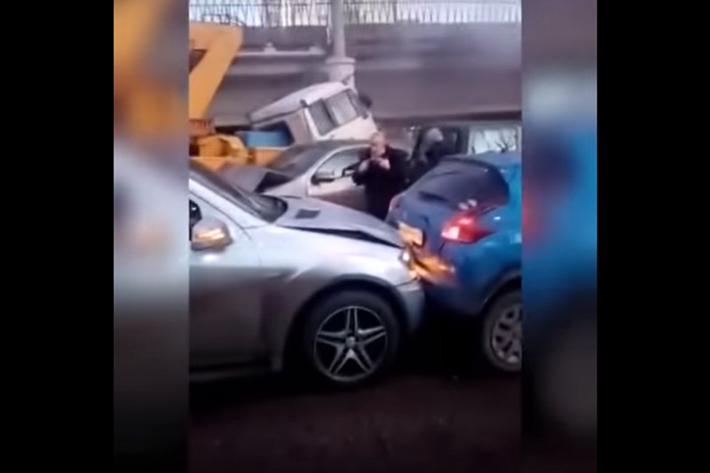 Свидетели сняли видео массовой аварии с участием бетононасоса во Владивостоке