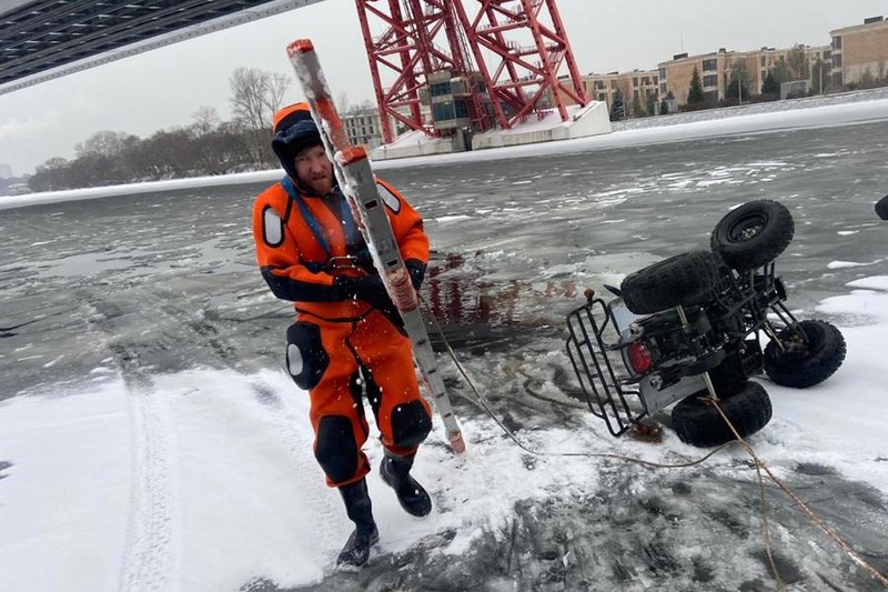 Спасатели вытащили из реки квадроцикл чуть не провалившегося под лед москвича