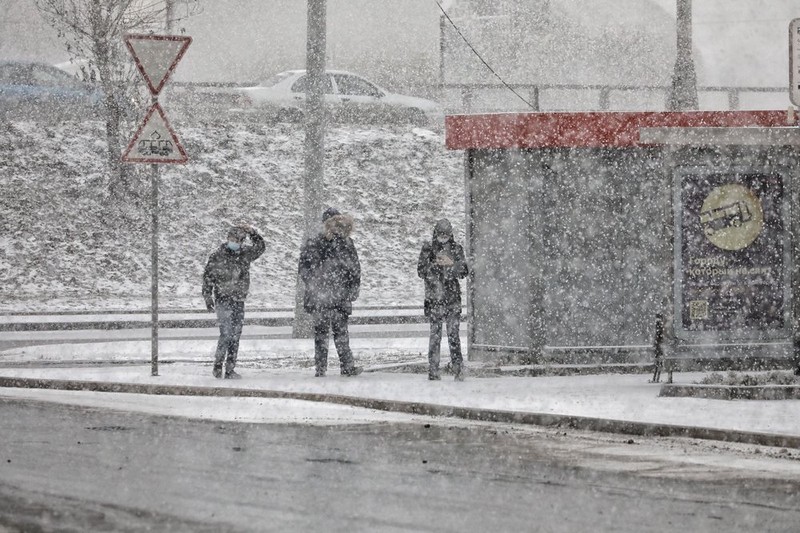 Коммунальные службы Москвы приступили к подметанию тротуаров из-за снегопада