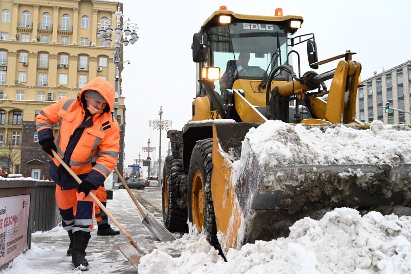 Для уборки снега на улицы Подмосковья вывели около 3 тысяч единиц техники