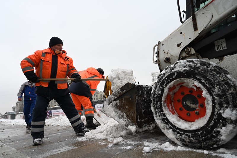 Рекордное число техники вышло на уборку дорог Подмосковья из-за снегопада