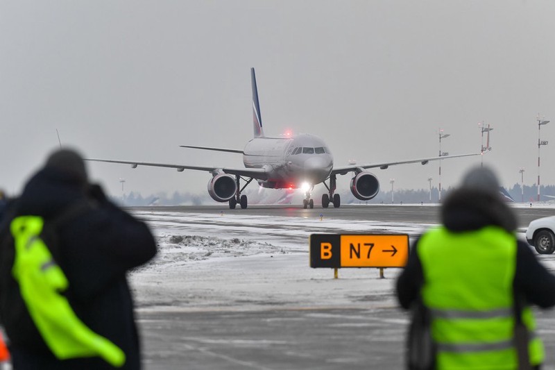 Пассажира рейса Нижневартовск — Москва сняли с самолета за дебош
