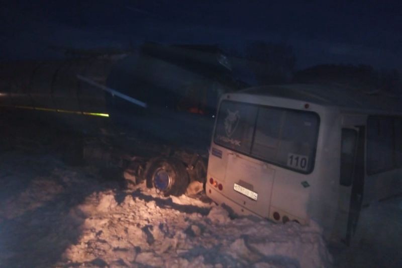 Один человек погиб и семь пострадали в аварии с автобусом под Новосибирском