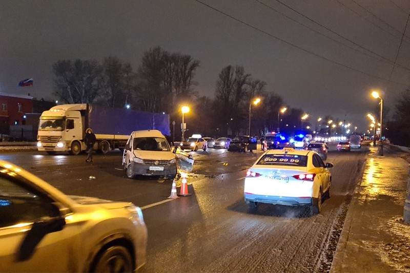 СМИ: Три человека погибли при столкновении «Газели» с фурой под Москвой