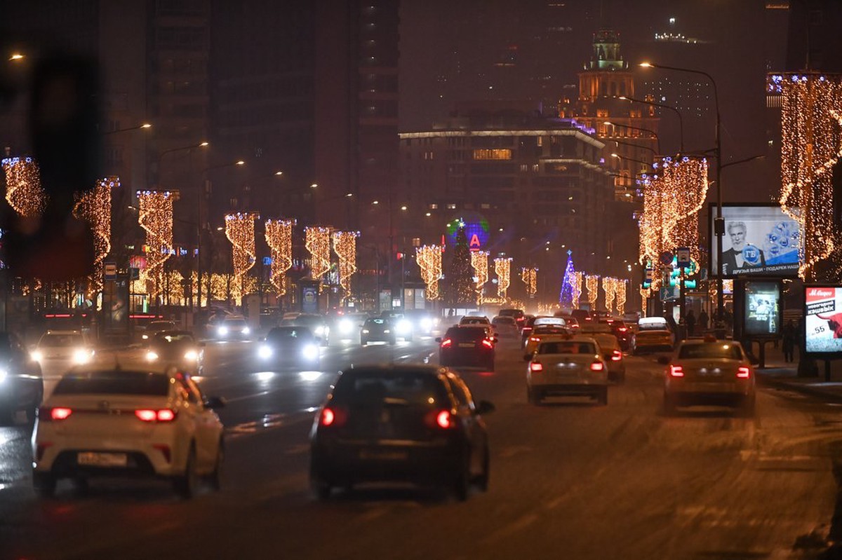 Москвичей предупредили о сильных заторах на дорогах из-за непогоды вечером 3 декабря