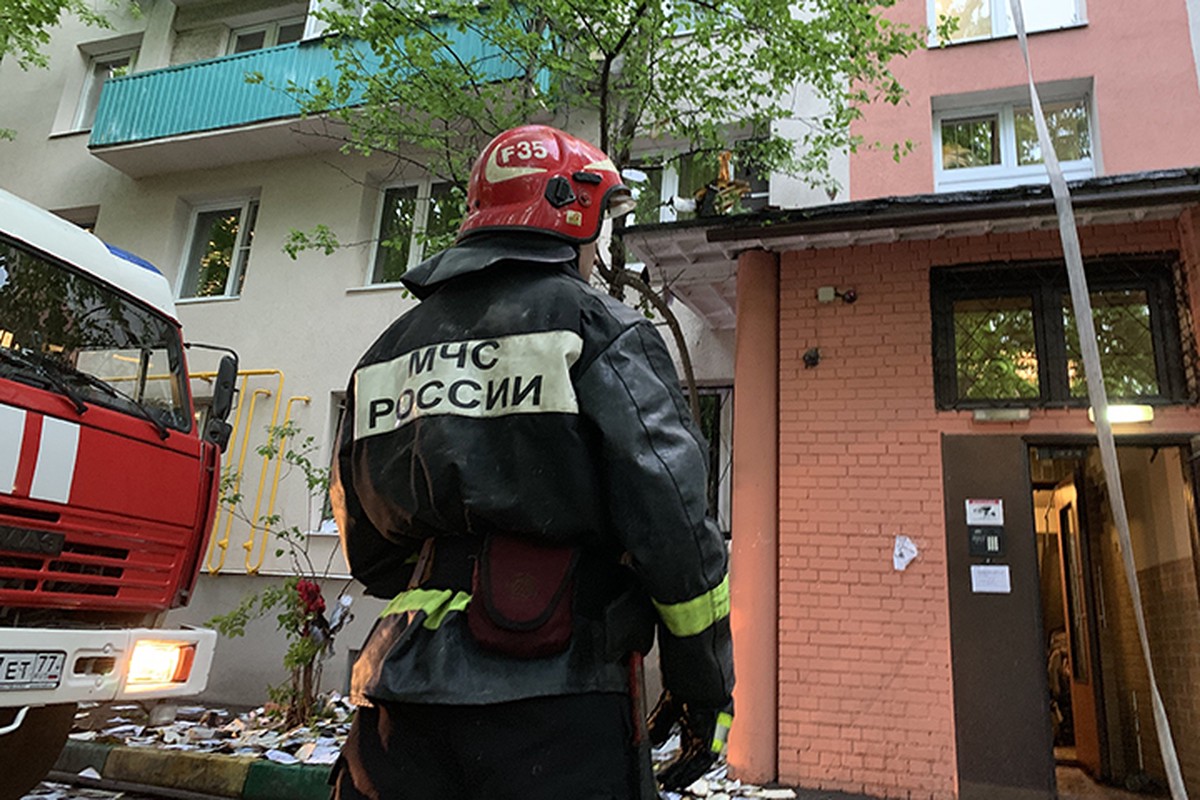 Ребенка спасли с балкона горящей квартиры на 11-м этаже в Москве