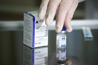 Прививка на свадьбу и дополнительные антитела: как в Москве проходит масштабная вакцинация