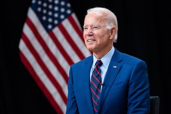 Байден снял введенные Трампом ограничения на въезд в США