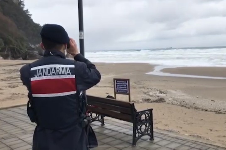 Спасшийся после крушения сухогруза моряк заявил, что судно накрыло волной
