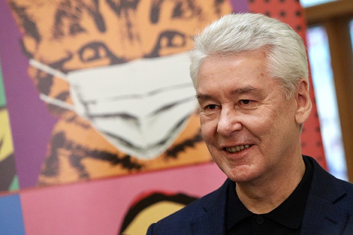 Сергей Собянин посетил выездной пункт вакцинации от COVID-19 в театре «Геликон-опера»