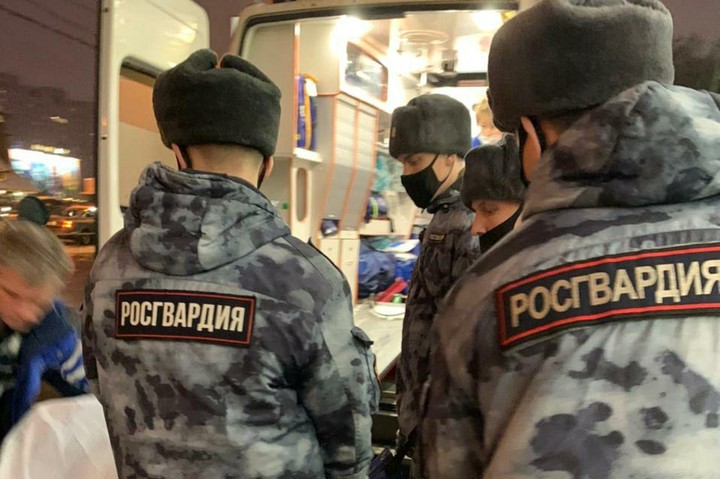 Столичные росгвардейцы оказали помощь потерявшему сознание в метро пассажиру