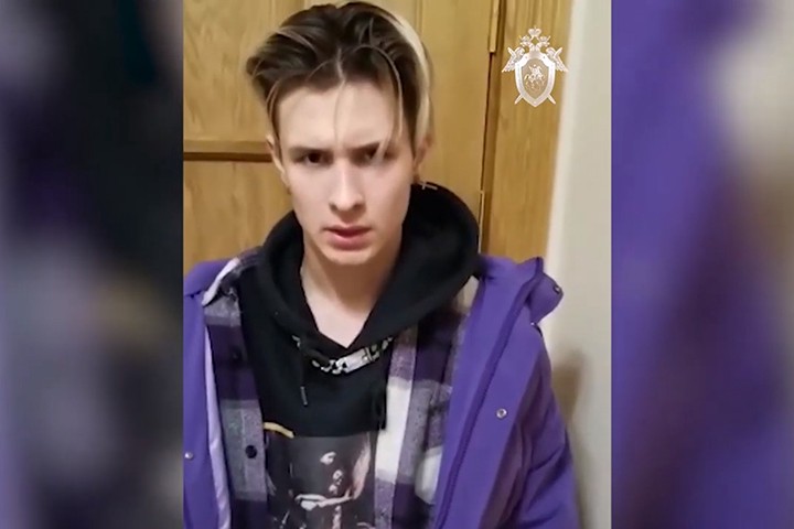 СК опубликовал видео с извинениями тиктокера, напавшего на машину в Москве