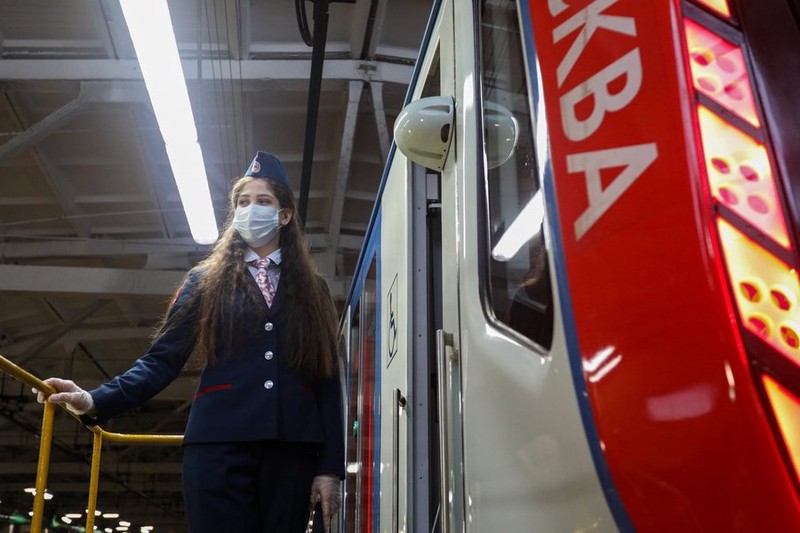 Женщины-машинисты стали управлять поездами метро