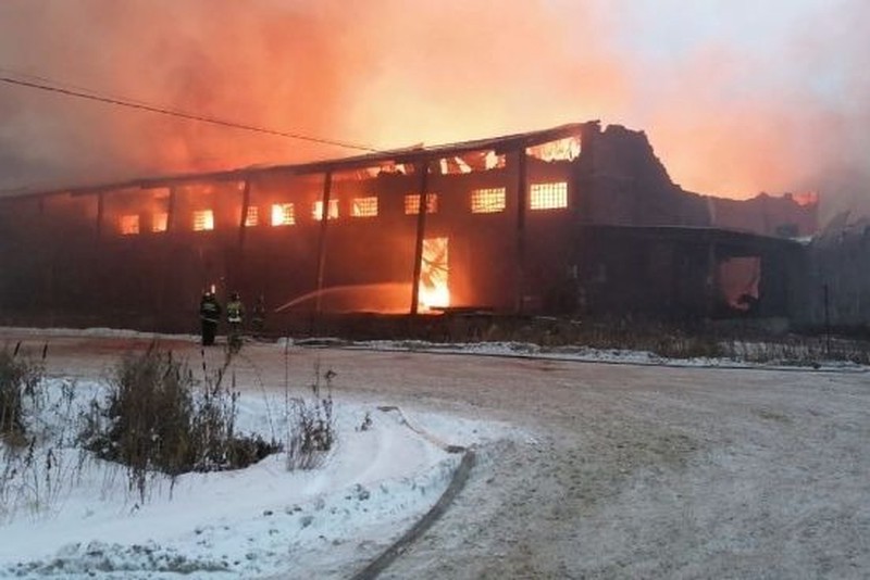 Крупный пожар на территории мебельной фабрики в Подмосковье локализовали