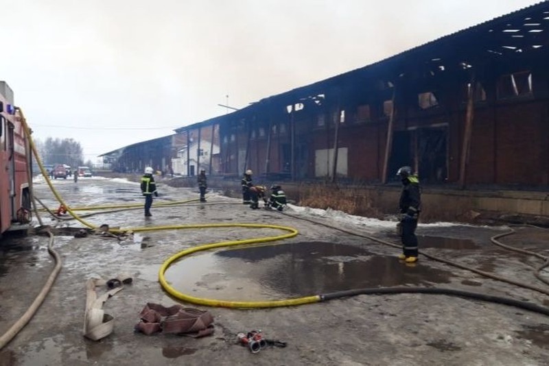 Крупный пожар на территории мебельной фабрики в Подмосковье полностью потушили