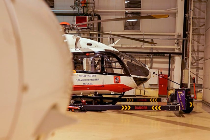 Санитарный вертолет эвакуировал пострадавшего в ДТП в больницу Москвы