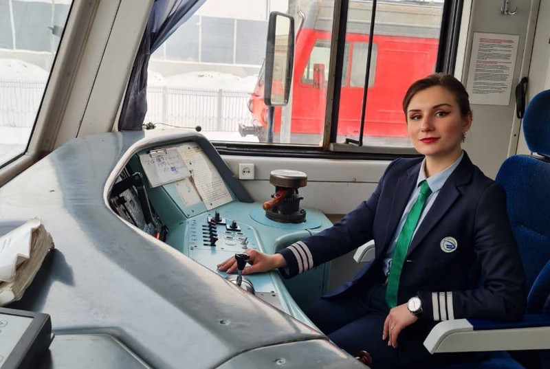 Женщина-машинист впервые вышла в рейс пригородного поезда на Киевском направлении