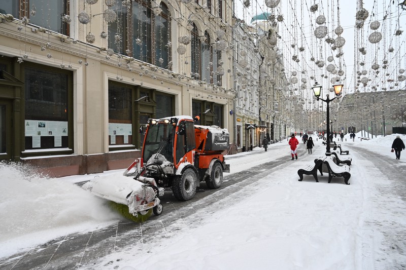 Колонны спецтехники для уборки снега были выведены на улицы столицы