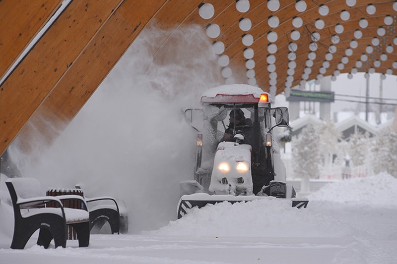 Дополнительную спецтехнику для уборки снега выведут ночью на улицы Москвы