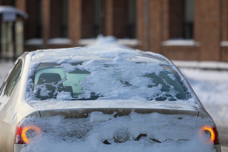 Россиянам рассказали о действенных способах освобождения машины от снега
