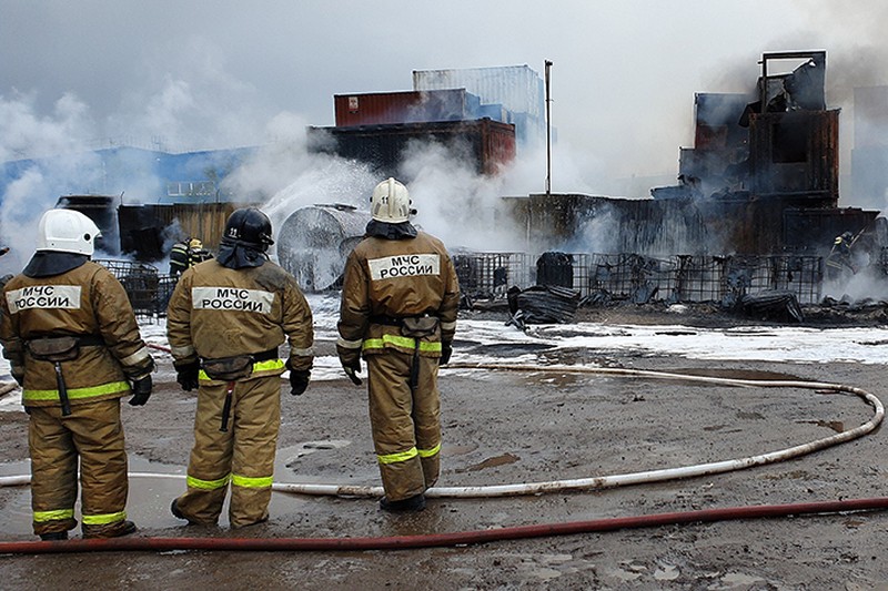 Спасатели ликвидировали пожар в ангаре на севере Москвы