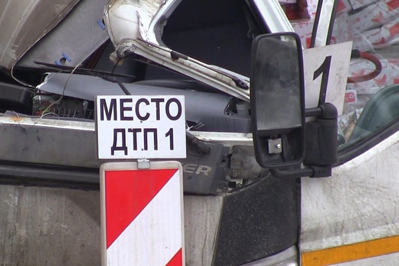 Пять человек пострадали в результате столкновения маршрутки с минивэном в Подмосковье