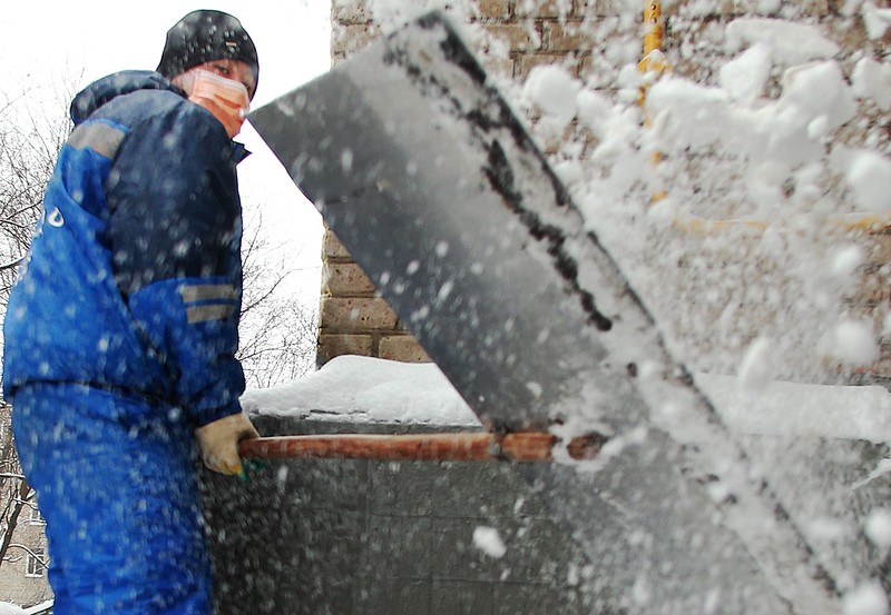 Более 15 тысяч дворников вышли на уборку снега в Подмосковье