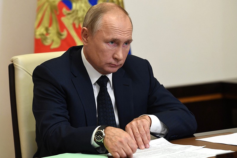 Владимир Путин поручил разобраться с зарплатами ученых в российских регионах