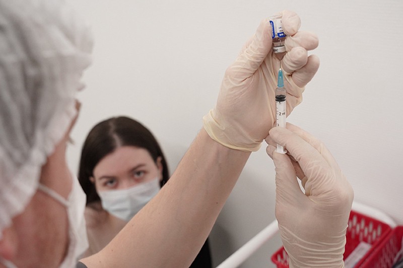 Еще в шести торговых центрах Москвы откроют пункты вакцинации от COVID-19