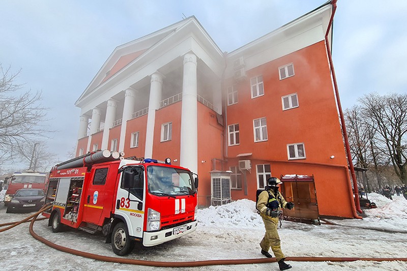 Два человека погибли в пожаре на севере Москвы