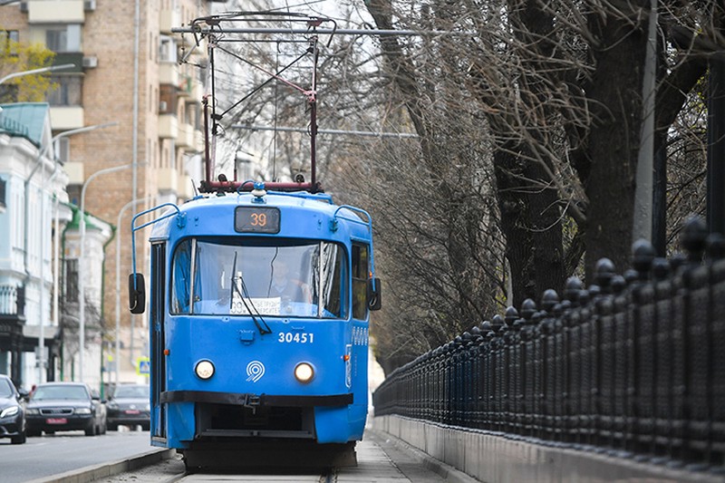 Таксист спровоцировал ДТП, которое почти на час задержало движение трамваев в Москве