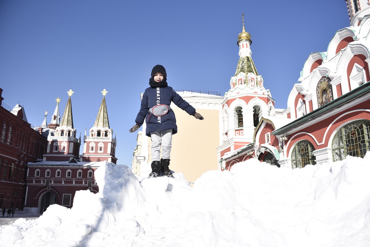 Синоптики предупредили о росте сугробов в Москве до полуметра