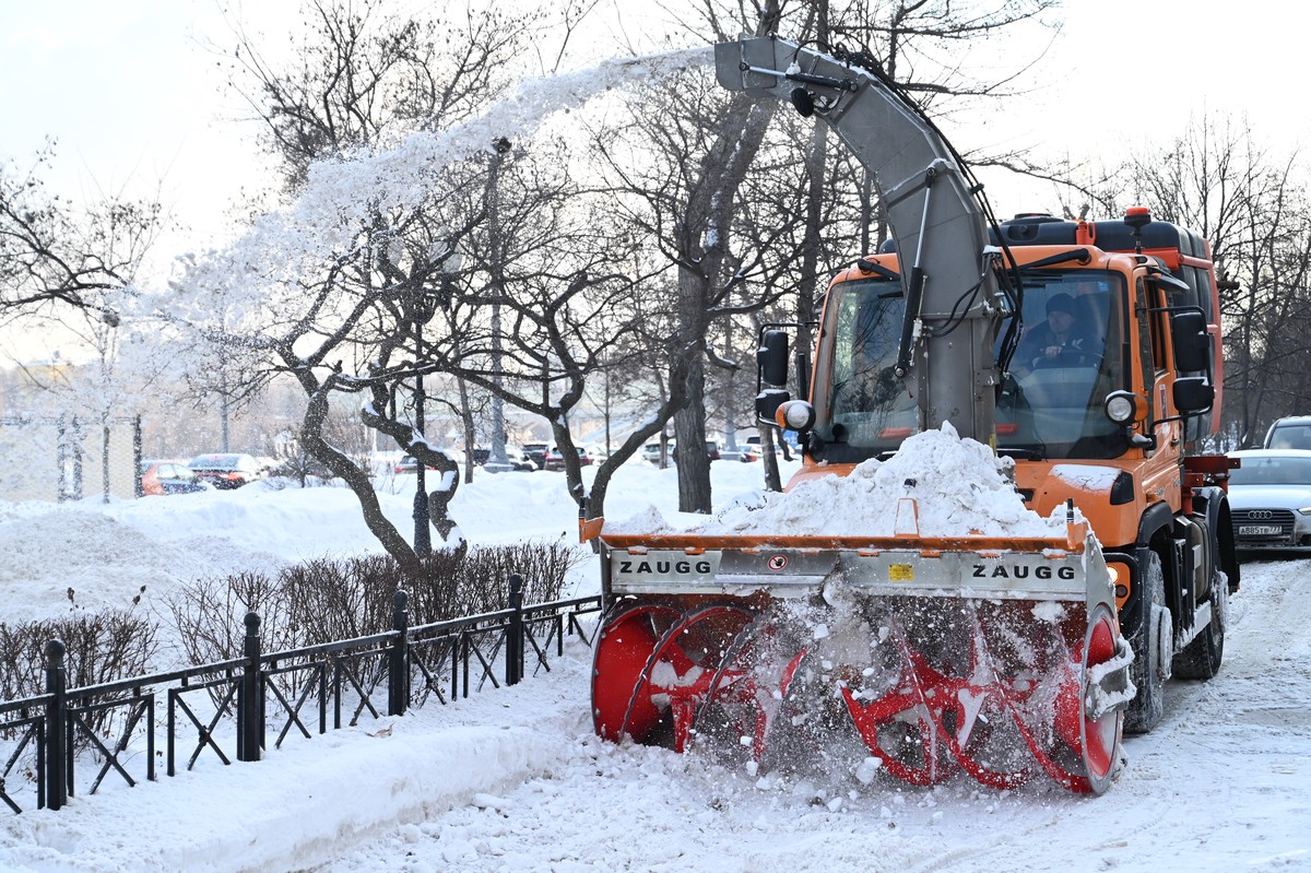 Коммунальные службы Москвы проведут противогололедную обработку дорог вечером 2 декабря