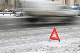Два автомобиля столкнулись на трассе А107, движение в сторону Калужского шоссе затруднено