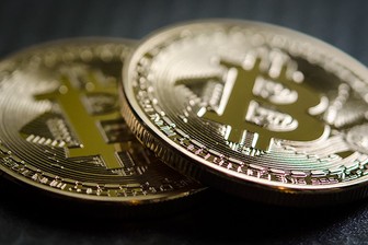 Цена на биткоин обновила рекорд, поднявшись до 56 тысяч долларов