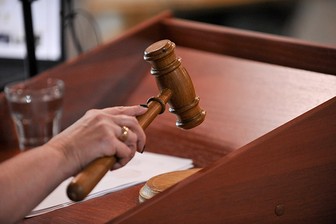 «Кинь в нее!». Что ждет родителей девочки, которой брат воткнул отвертку в глаз