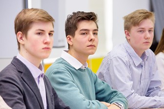 Московские старшеклассники приняли участие в «Уроке цифры»