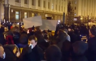 Возле администрации Зеленского произошли столкновения силовиков с националистами