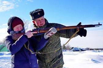 Школьники на день стали настоящими солдатами