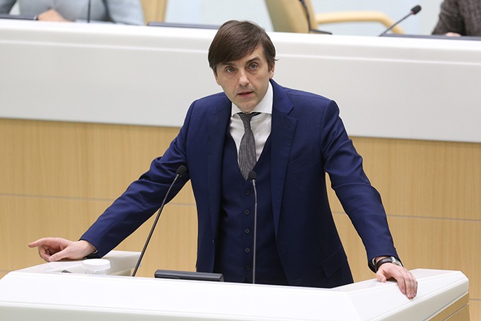Кравцов призвал противостоять попыткам исказить историю в учебниках