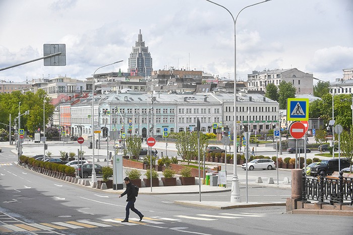 Коммунальщики ликвидировали последствия ураганного ветра в Москве