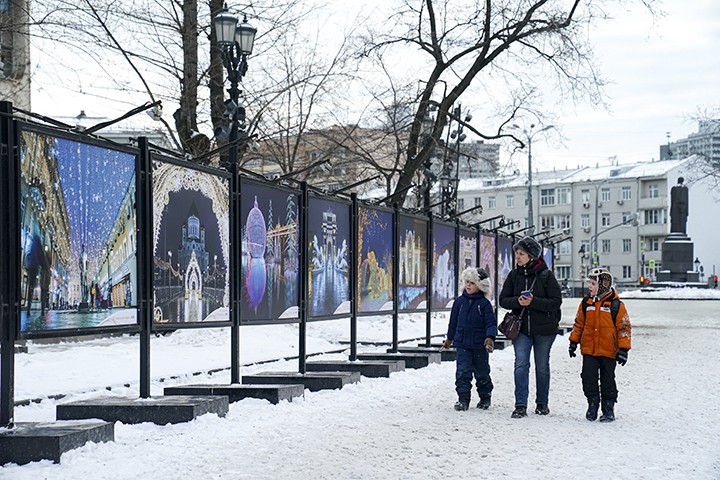 Фотовыставка «Москва новогодняя» открылась на Тверском бульваре