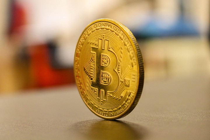 Стоимость биткоина опустилась более чем на 10 процентов