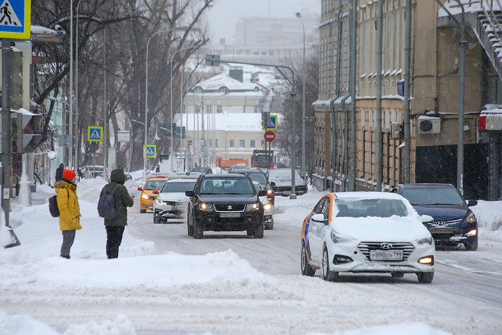 Москвичей призвали отложить поездки на автомобилях