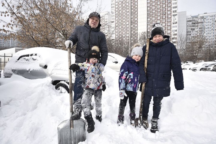 Помощь не бывает лишней: москвичи помогли коммунальщикам справиться с последствиями снегопада