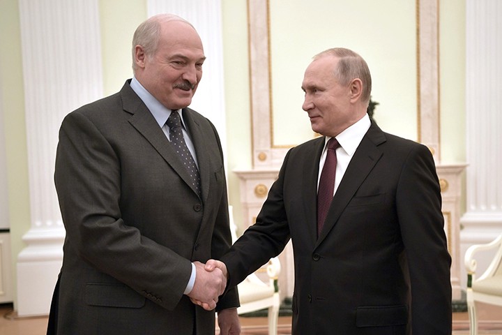 «Поехал торговать независимостью»: как Путин поможет Лукашенко и что за это потребует