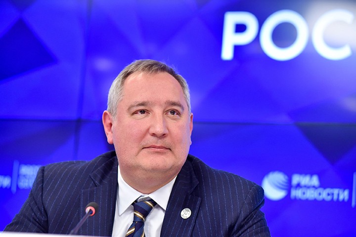 Рогозин поделился снимком со спутника севшего на мель в Суэцком канале контейнеровоза