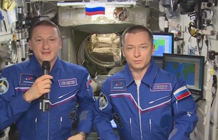 Космонавты с МКС поздравили российских мужчин с Днем защитника Отечества